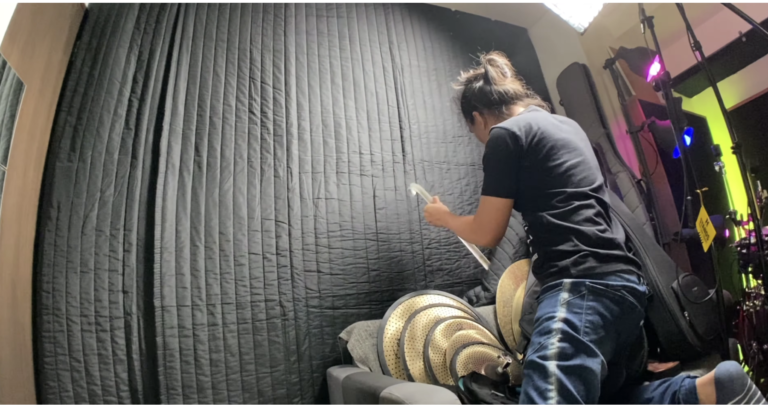 Schallschutz vorhange helfen gegen den Lärm, wenn Sie sich auf die Musik konzentrieren müssen